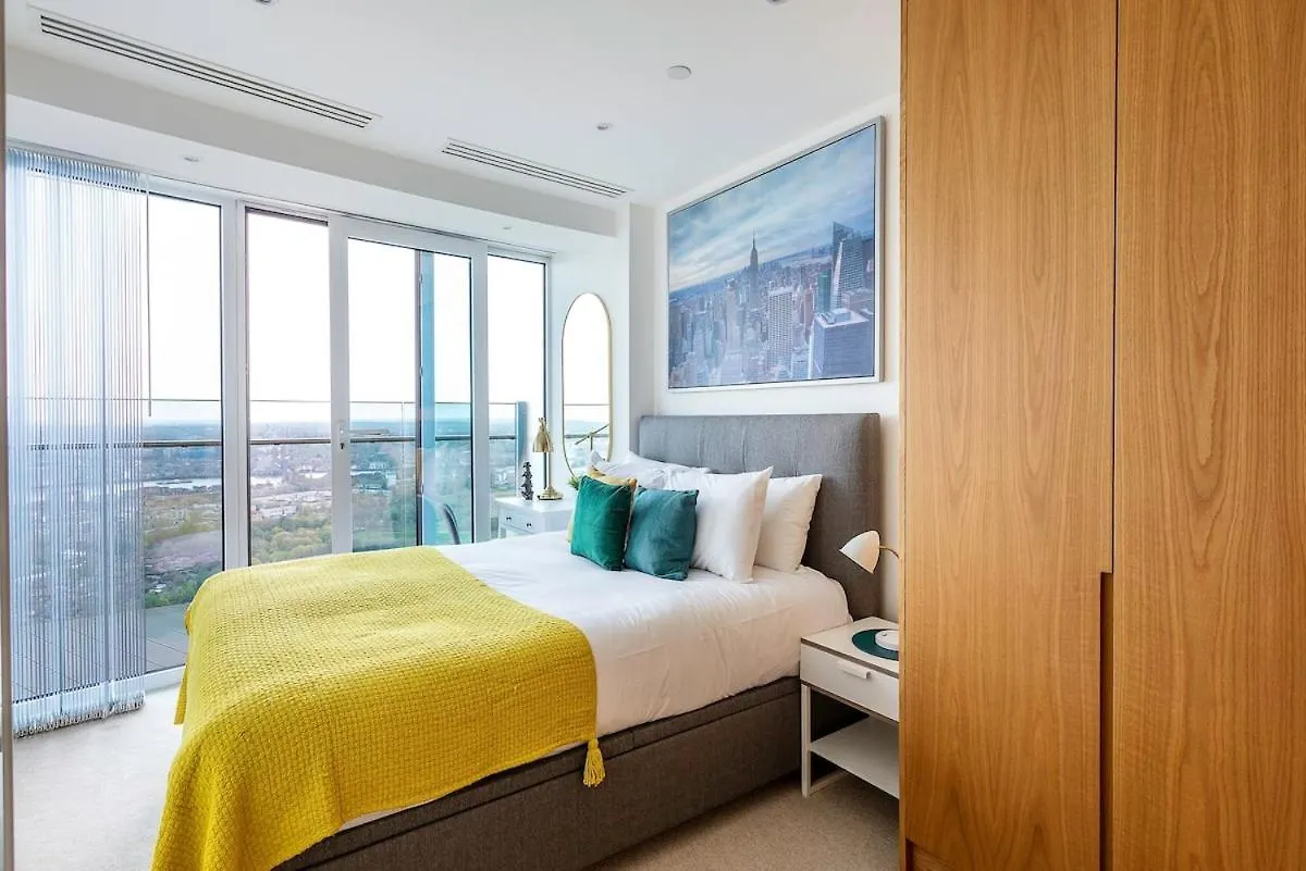 Prestige Panoramic Balcony Condo London Apartment