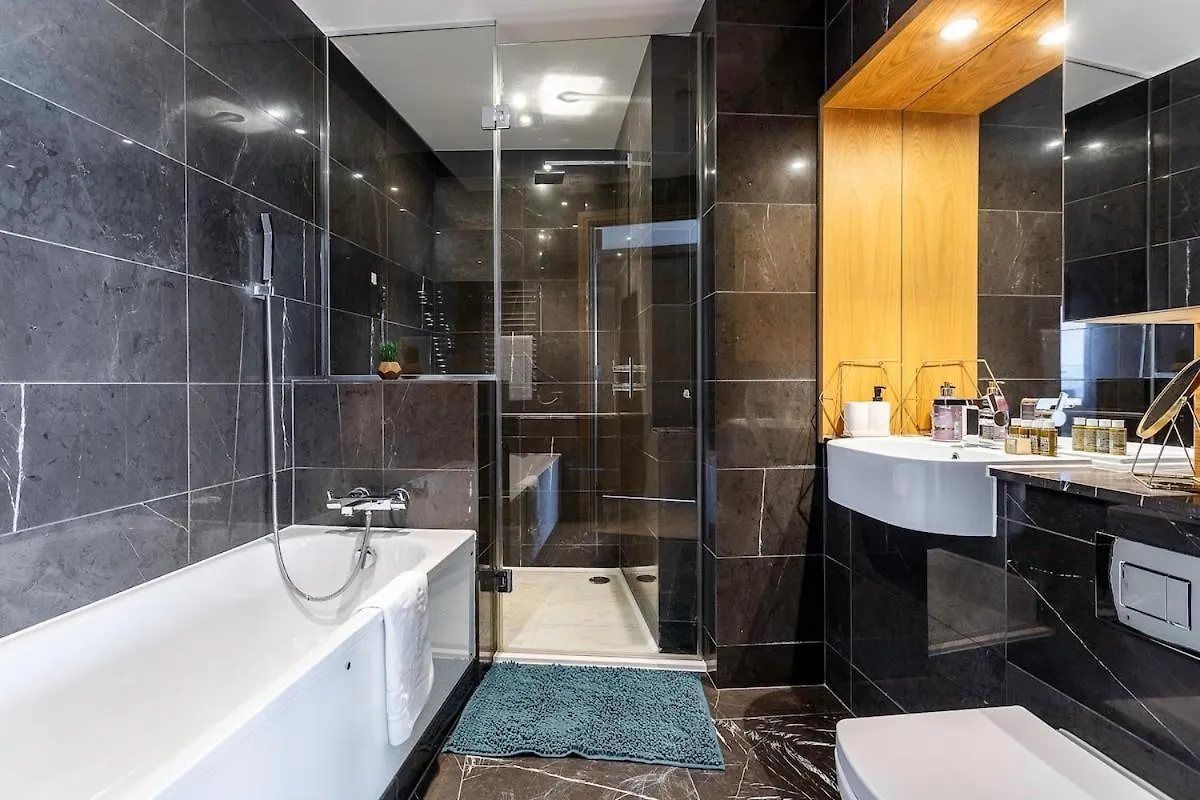 Prestige Panoramic Balcony Condo London Apartment